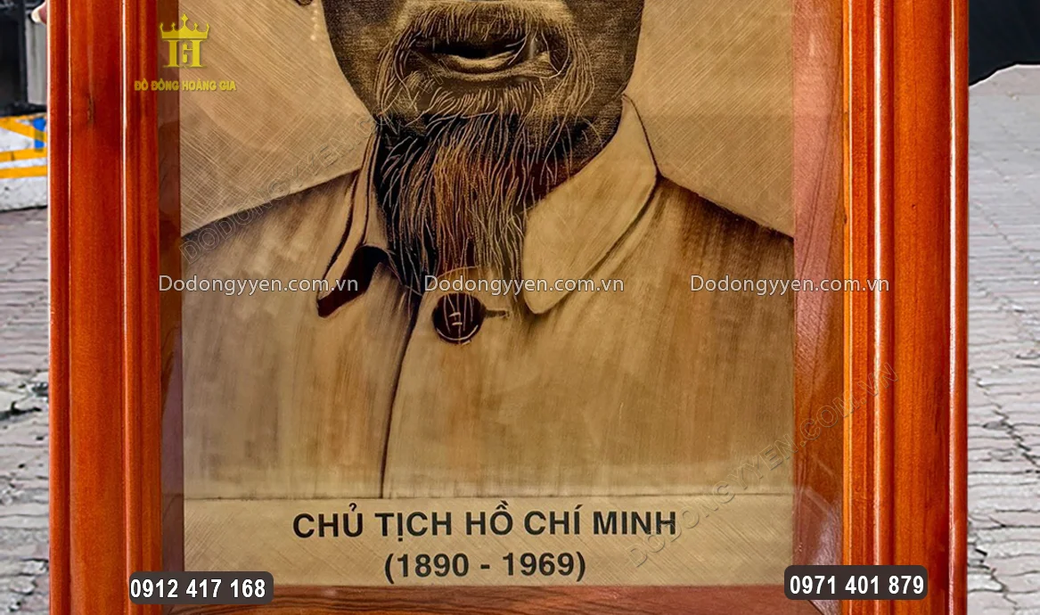 H&igrave;nh ảnh t&ecirc;n, năm sinh v&agrave; năm mất của B&aacute;c ở ph&iacute;a dưới c&ugrave;ng của bức tranh